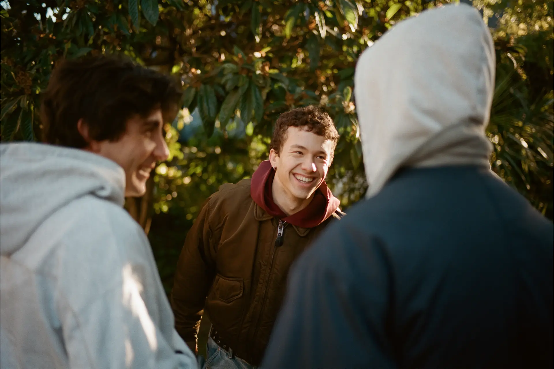 Chicos riéndose en un parque