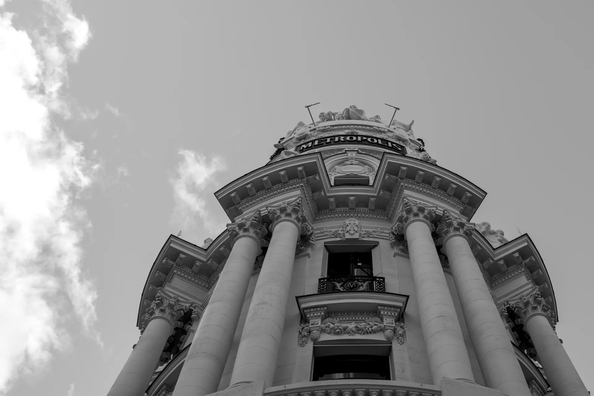 Edificio Metropolis visto desde abajo