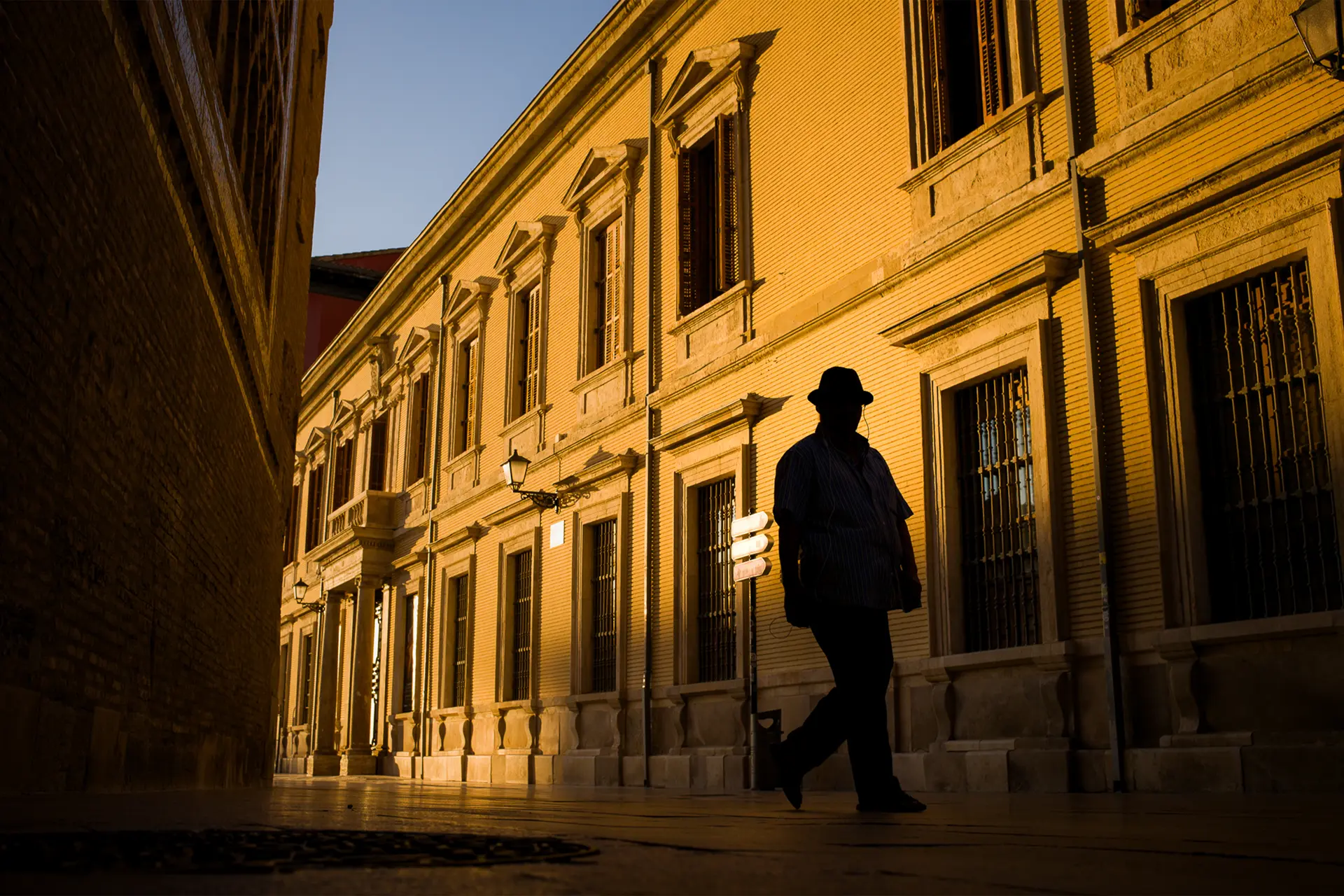 Silueta de hombre en la sombre