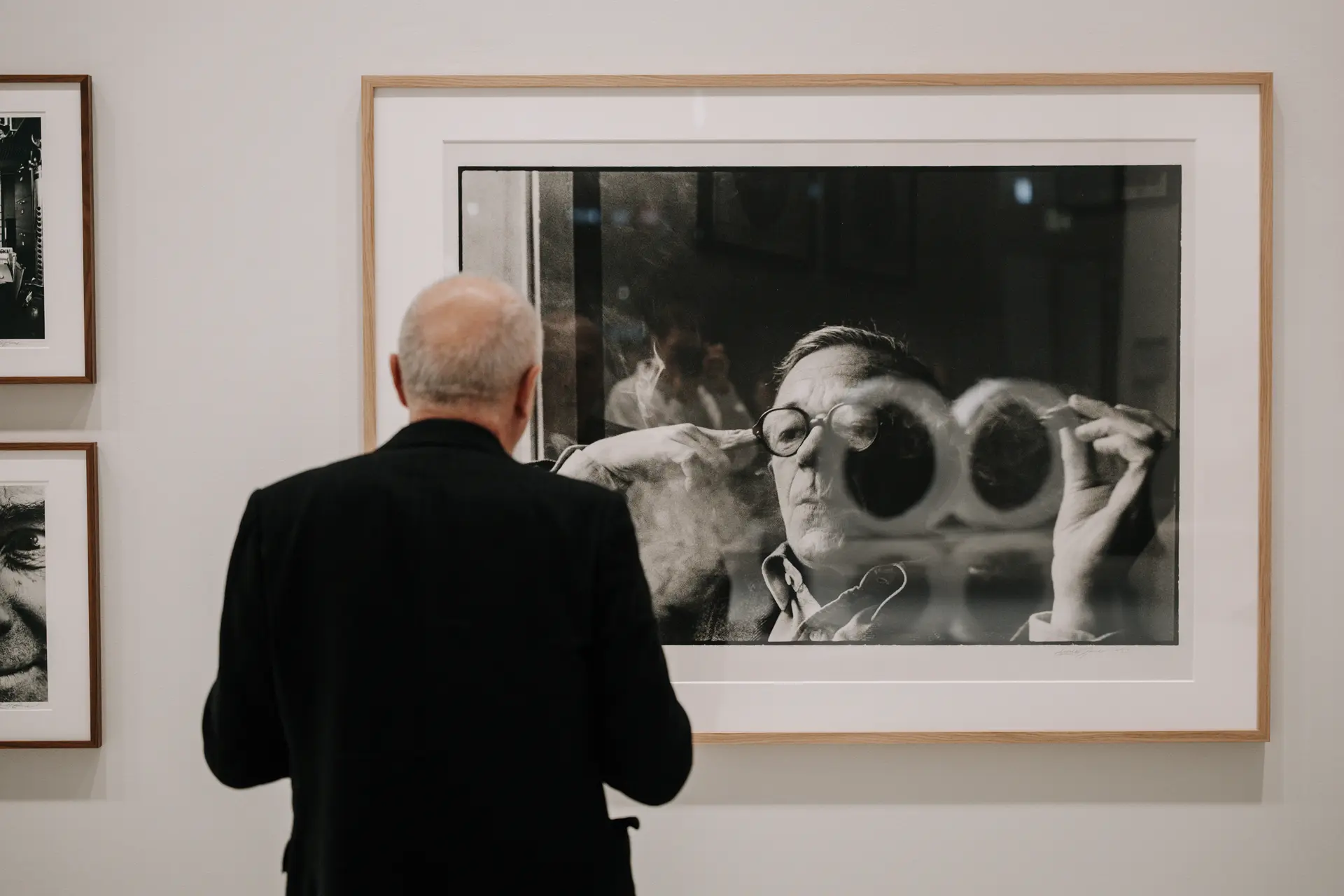 Man looking at a picture at an Leica vernissage