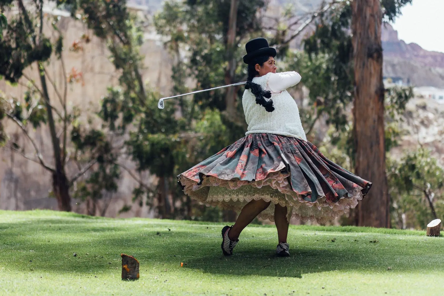 Bolivian woman golfing