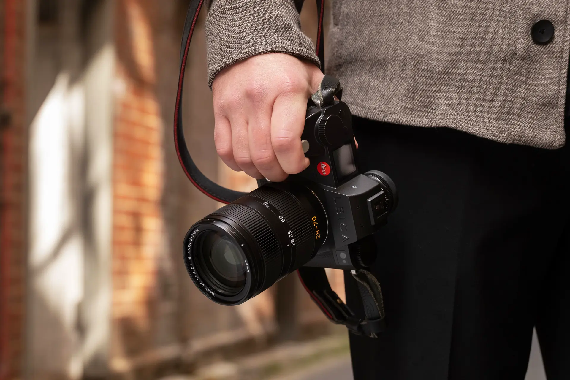 Man is holding the Leica SL3-S