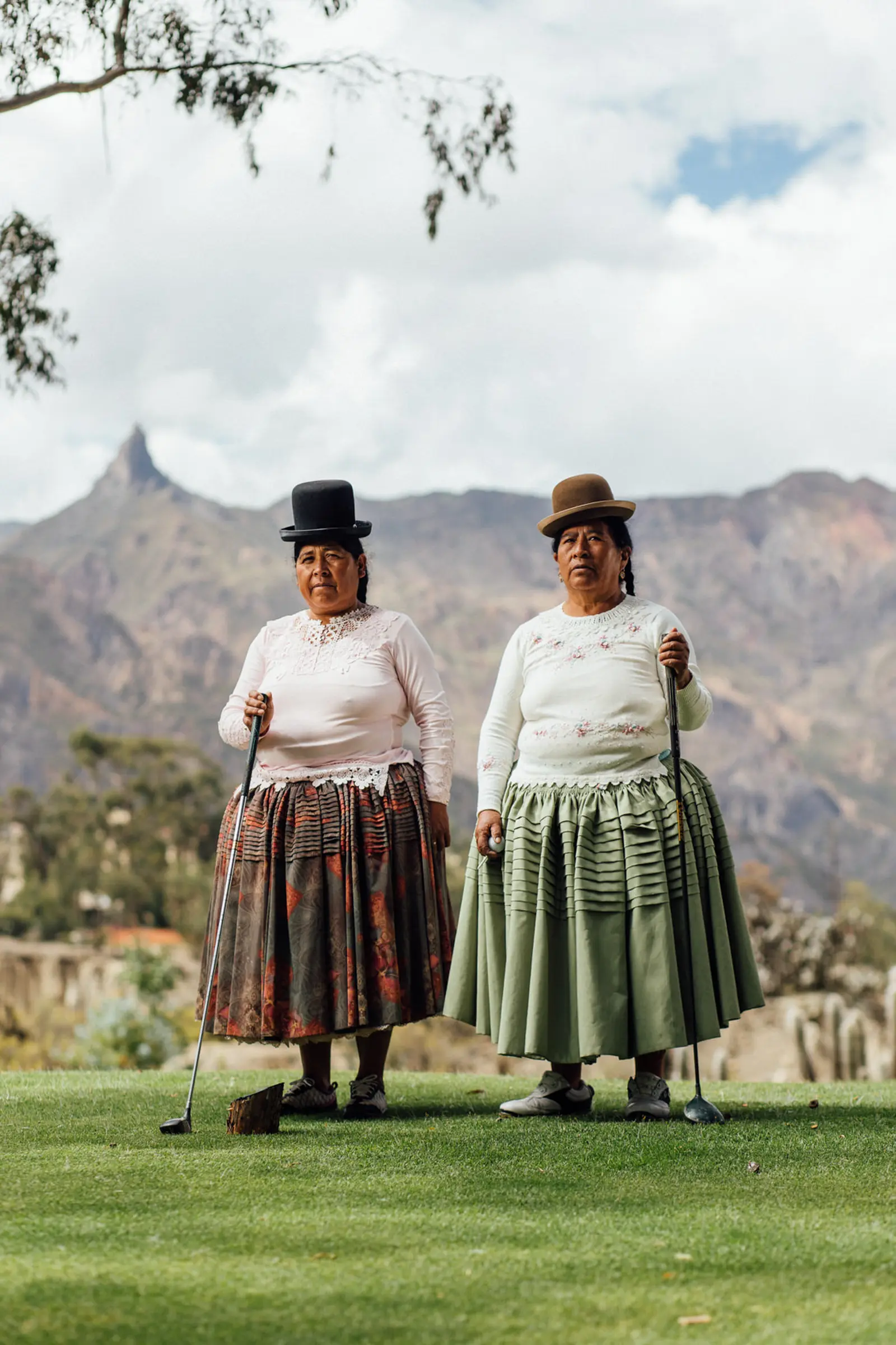Bolivian women golfing
