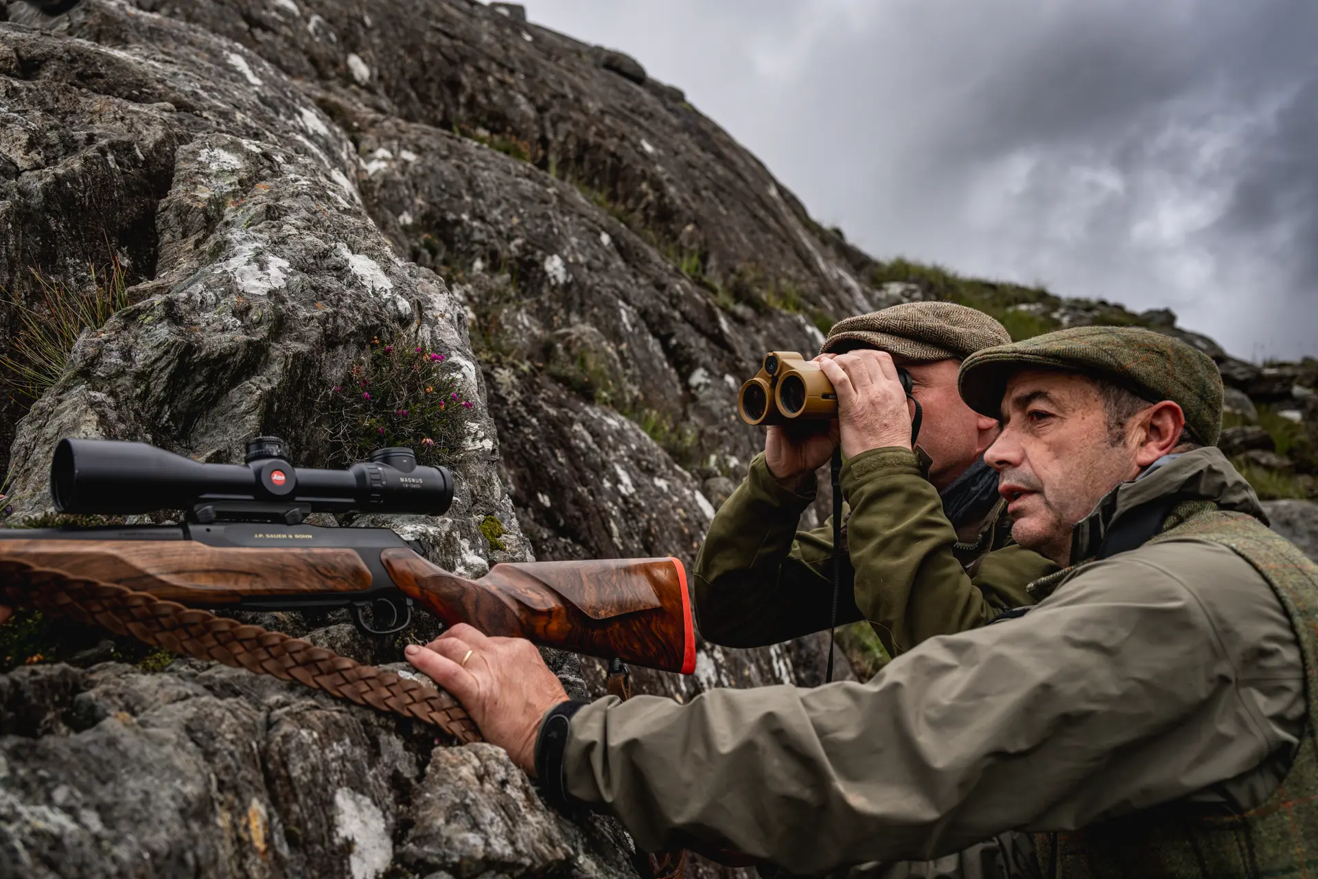 A hunter is looking thorugh his Geovid Max