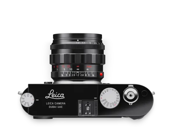 20241_Leica_M11_DUBAI_glossy_black_top_11731_Noctilux-M_1_2-50_glossy_1920px.webp