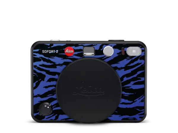 Leica_Sofort2_front_burton_lenscap_1920x1440 (1).webp