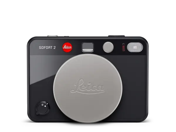 19195_SOFORT 2_100 YEARS OF LEICA_front_lenscap_1920px.webp