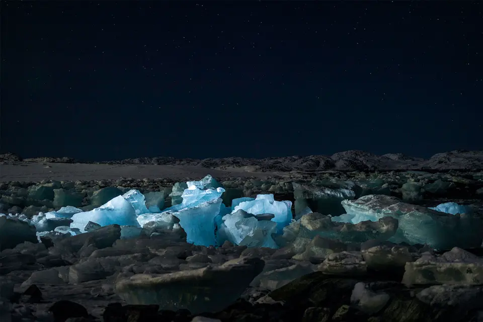 06_Serminnguit---The-Tiny-Bergs,-2013-aus-dem-Zyklus-„Stella-Polaris“-©-Nomi-Baumgartl_Leica-Galerie-Wetzlar-2022.jpg