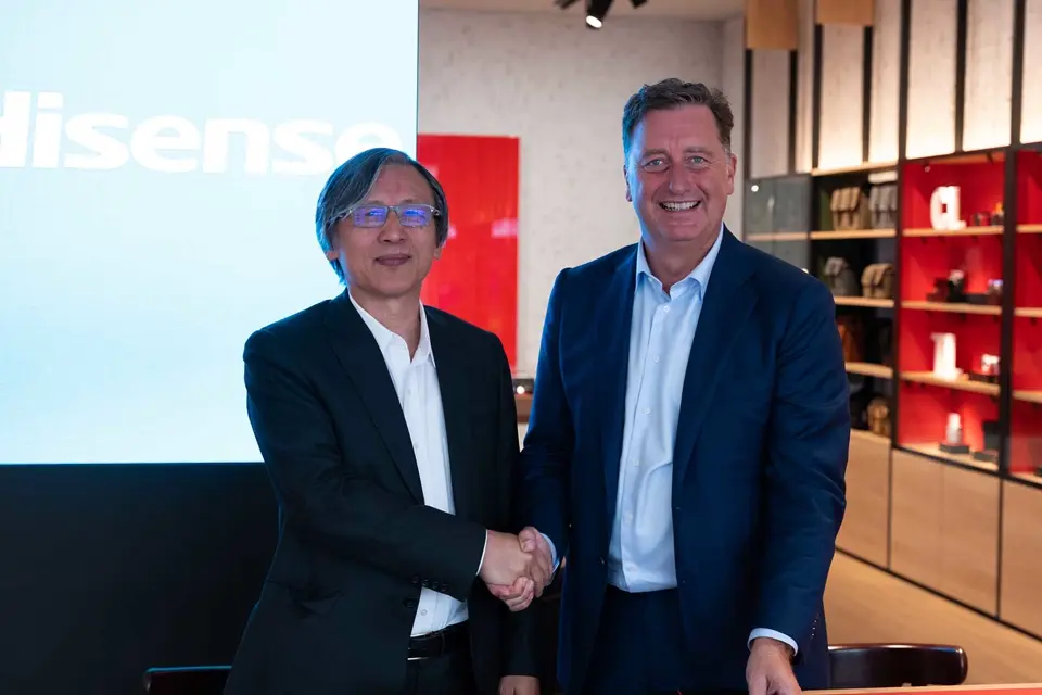 01_dr_lan_lin_president_of_hisense_with_matthias_harsch_ceo_leica_camera_ag.jpg