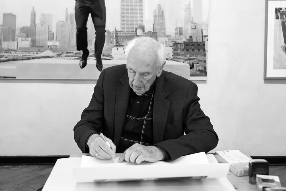 Thomas Hoepker is signing the "Picture of the Year 2022"