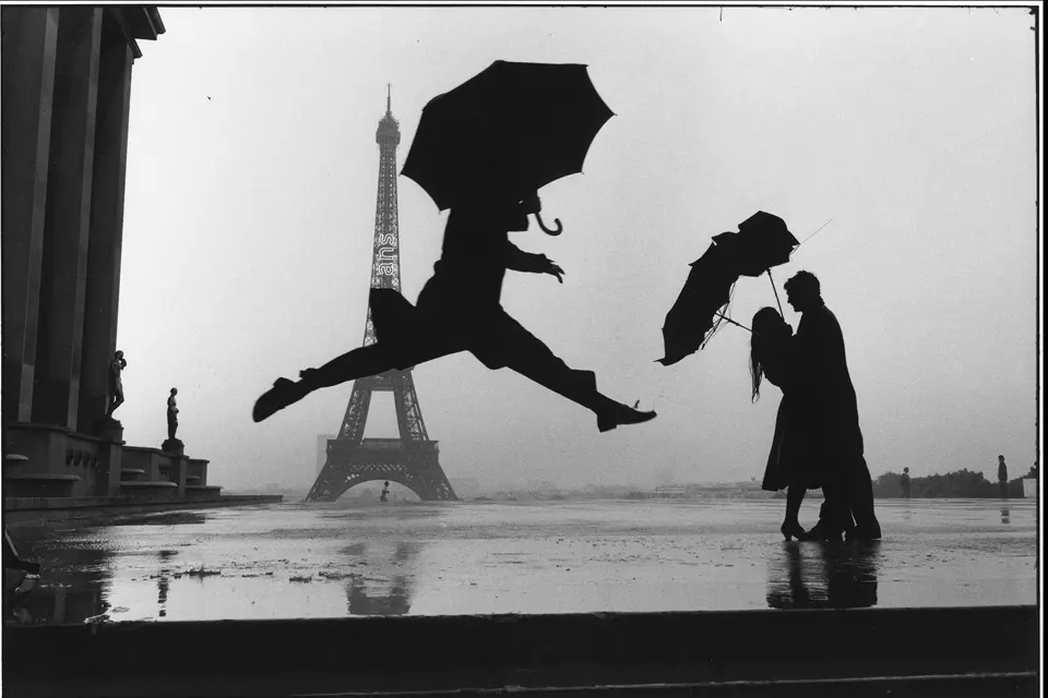 07_eiffel_tower_100th_anniversary_paris_france_1989_c_elliott_erwitt_magnum_photos_.jpg