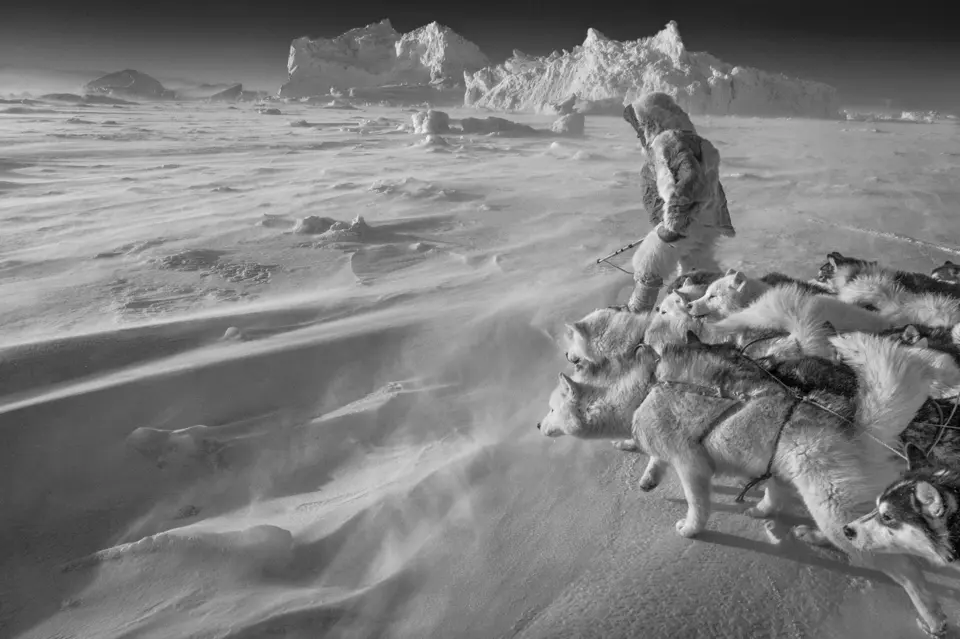 mads_ole_jaeger_aus_qaanaaq_auf_dem_heimweg_von_einer_walrossjagd_ueber_den_inglefield_fjord_in_thule_groenland.jpg