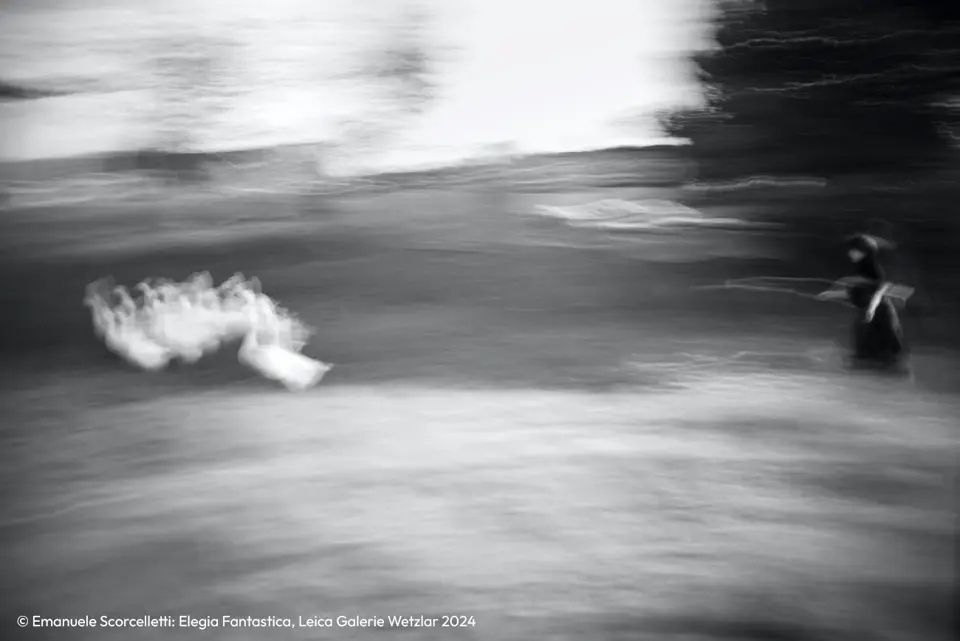 Disappearing scene captured in black and white by Emanuele Scorcelletti