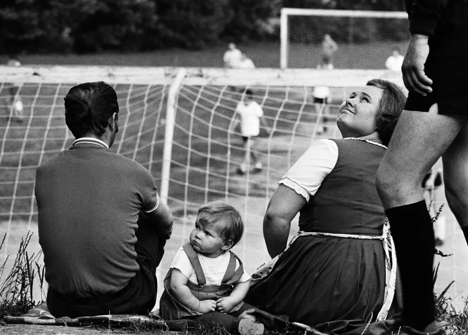 c_thomas_hoepker_zuschauer_beim_fussballspiel_heilsbronn_1969.jpg