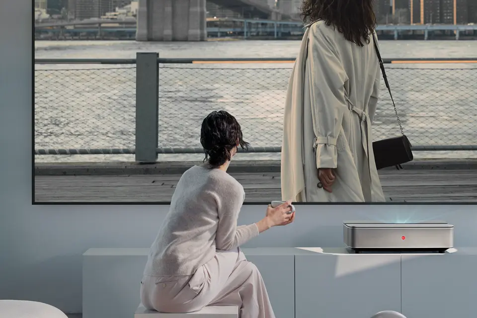 Leica Cine 1 in Living Room with woman in front of the screen
