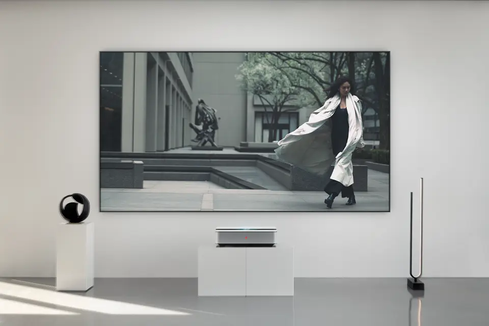 Leica Cine 1 in front of the screen in Living Room