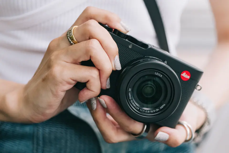 Woman holds camera d-lux 8 in her hands