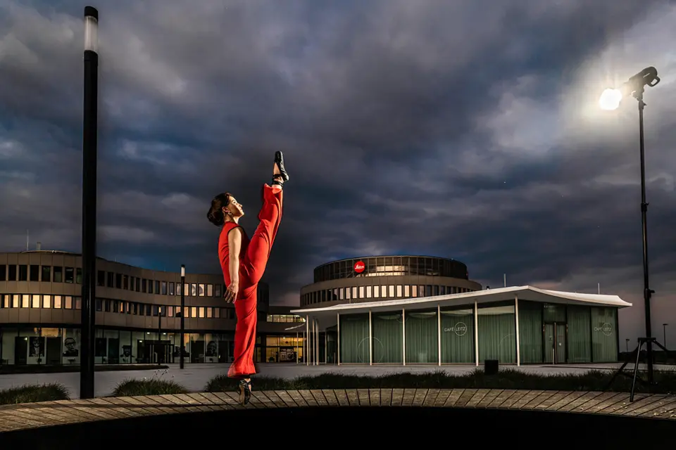 Ballerina in front of the Leica building