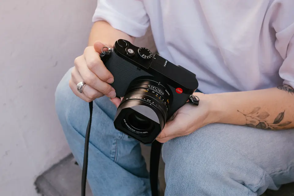 Julia Tiemann hält die Leica Q3 43 in der Hand