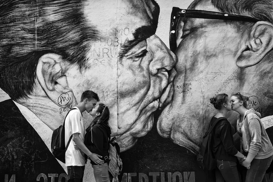 Image taken by Tom-Stoddart, Berlin Mural 1989