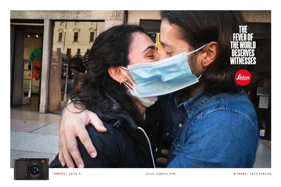 a couple I kiss under a mask