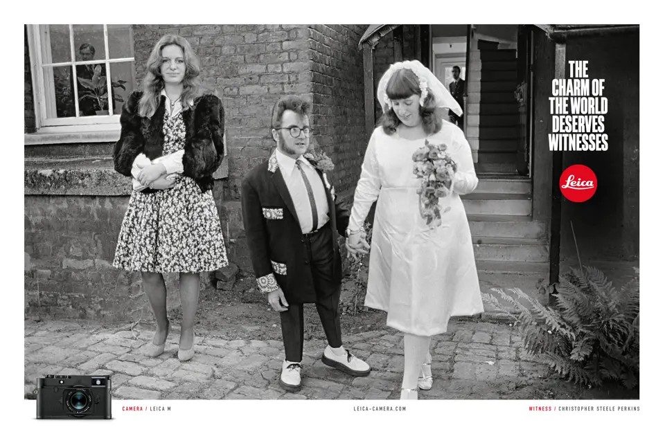 Bridal couple in front of the registry office
