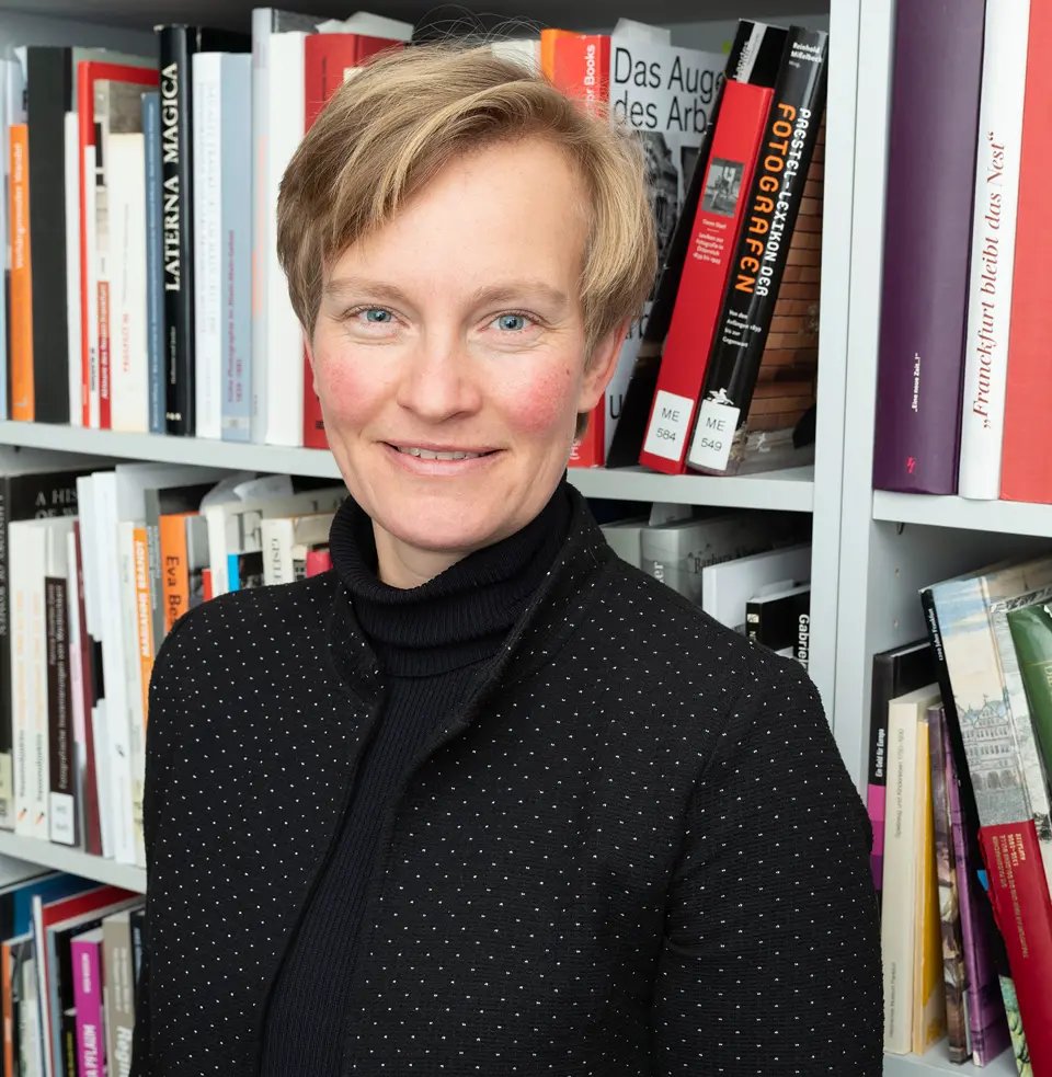 Dorothee Linnemann in front of a bookshelf