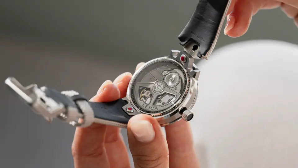 Watch ZM 12 in the hands of a woman 