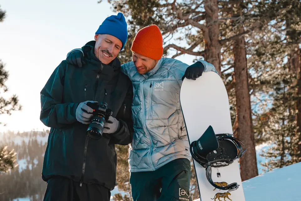 Dean Blotto Gray showing a snowboarder his images on the Leica SL3-S