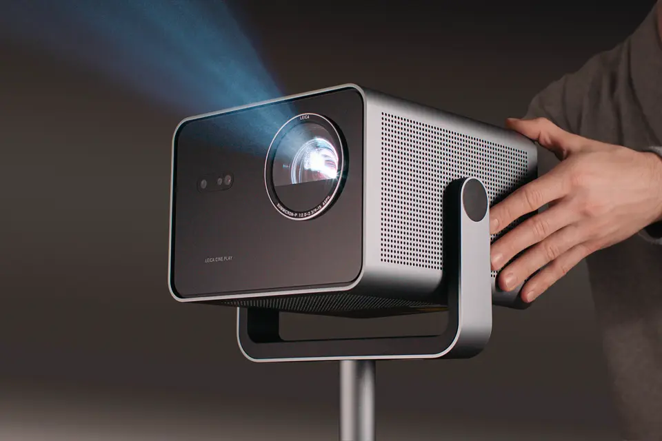 Man adjust Cine Play 1