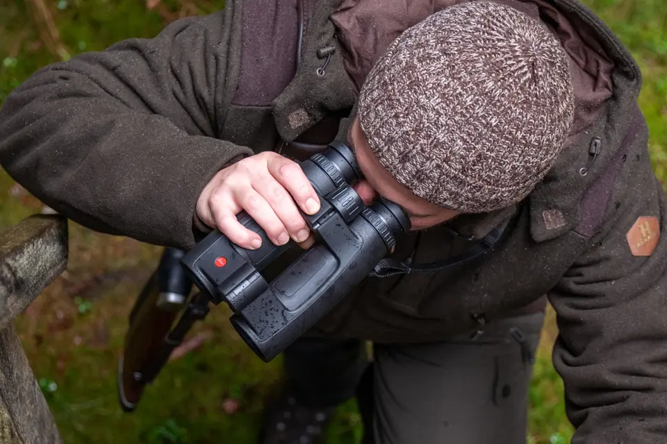 hunter-observes-wild-with-the-geovid-Pro-SE-in-the-forest