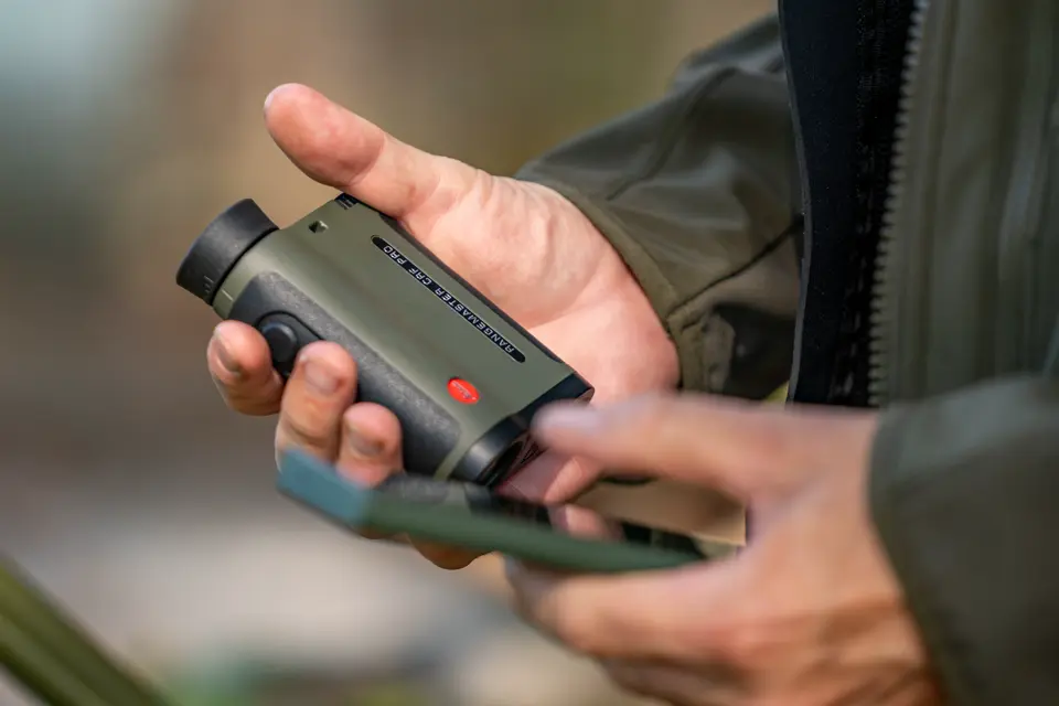 hunter-calculates-the-ballistics-measurement-via-smartphone-with-the-applied-ballistics-app