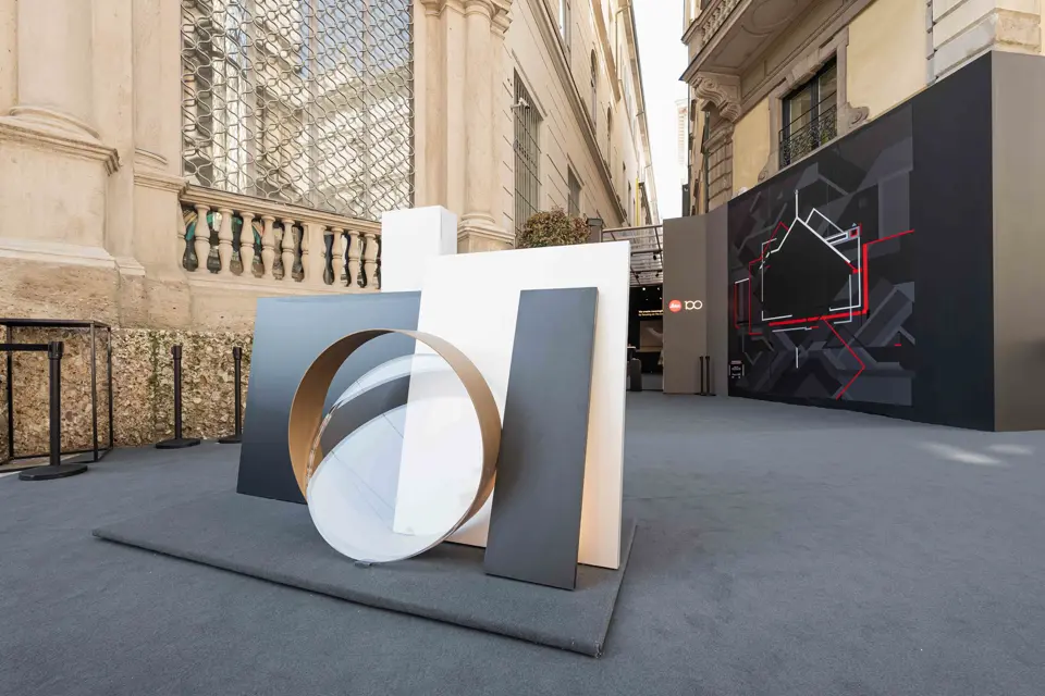 Camera sculpture in front of the Leica Store Milan