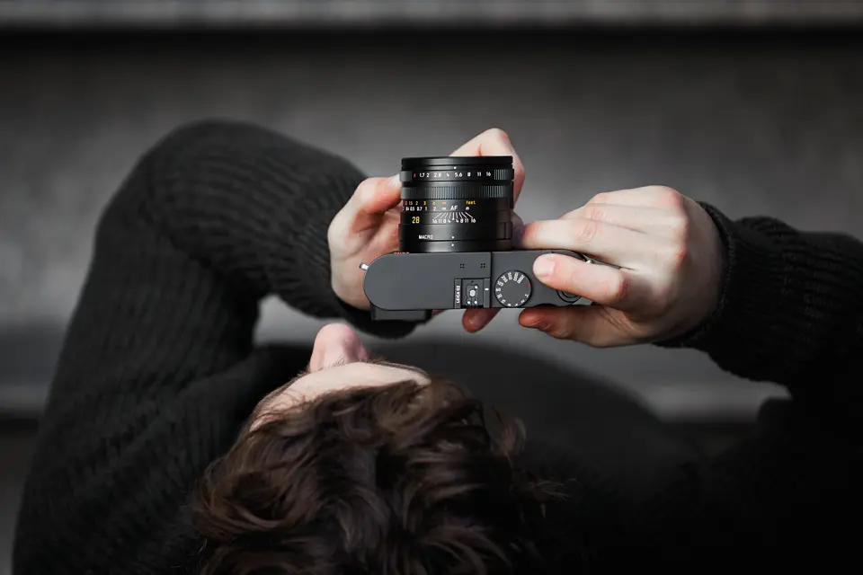 Man with black clothes with a Leica Q2