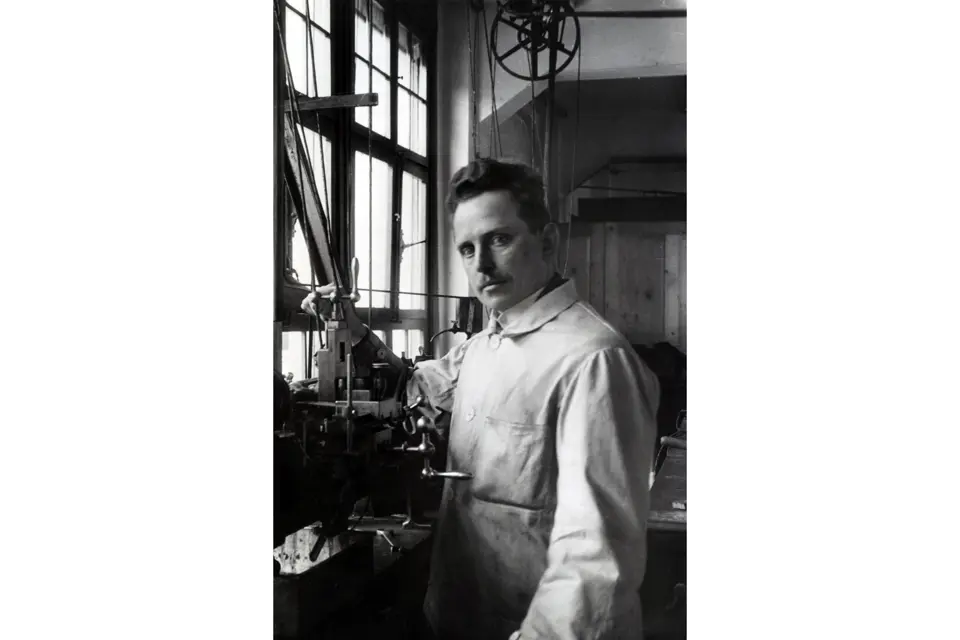 Portrait of Oskar Barnack at work in 1915
