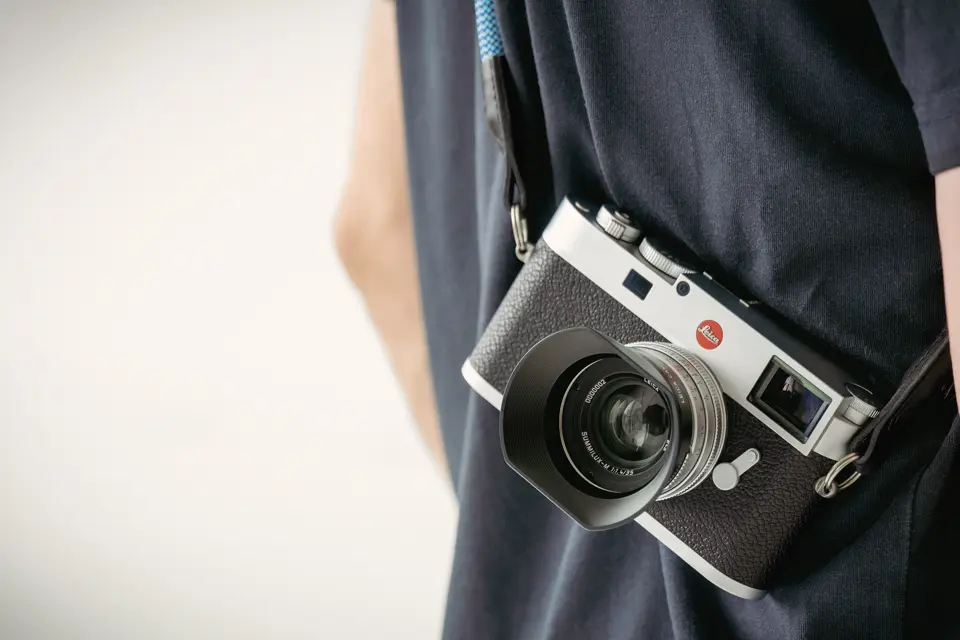 Woman with a Leica M hanging around her neck