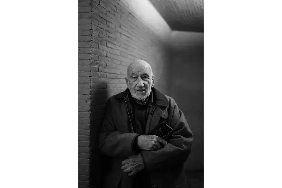 Portrait of Gianni Berengo Gardin in black and white.