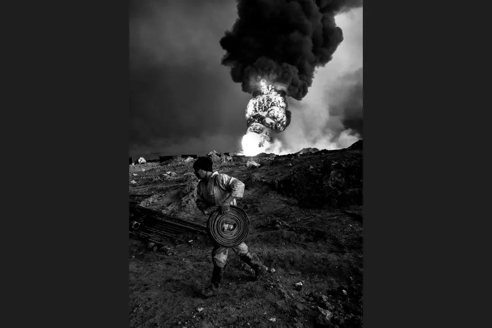 Extinguishing work at the burning oil wells in Iraq in early 2017