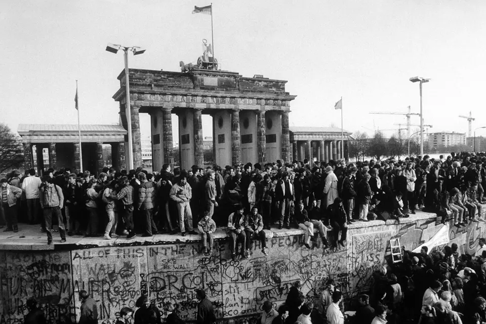 Many people on the wall in front of the Brandenburg Tor