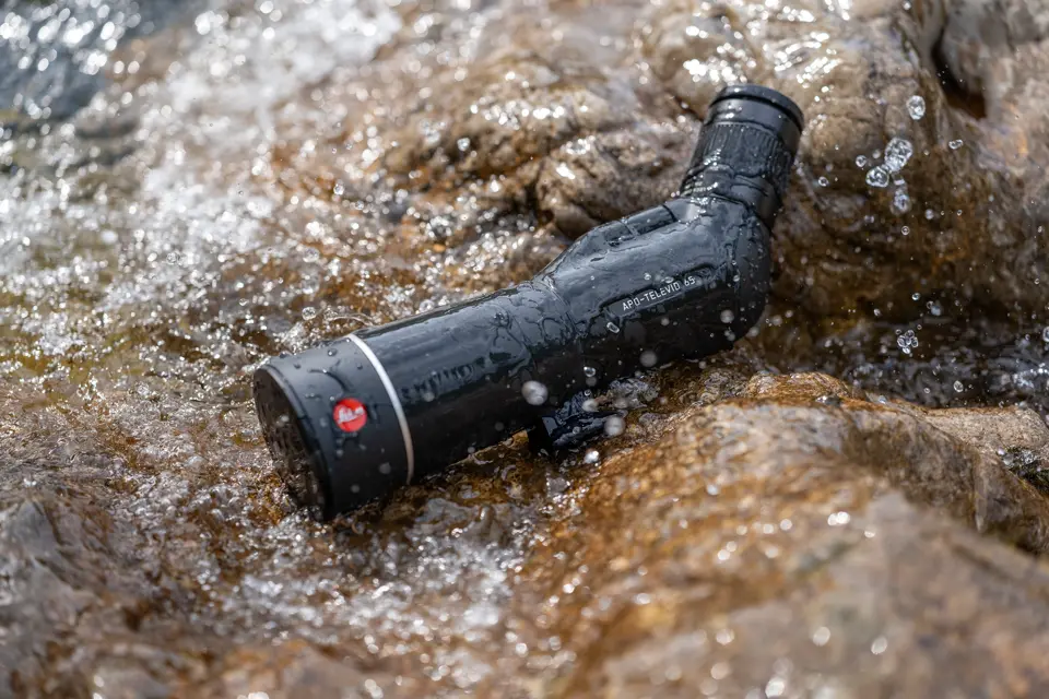 Leica APO-Televid is lying in water and getting wet