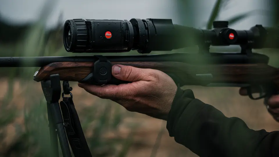 Hunter with rifle and Leica Calonox 2 Sight