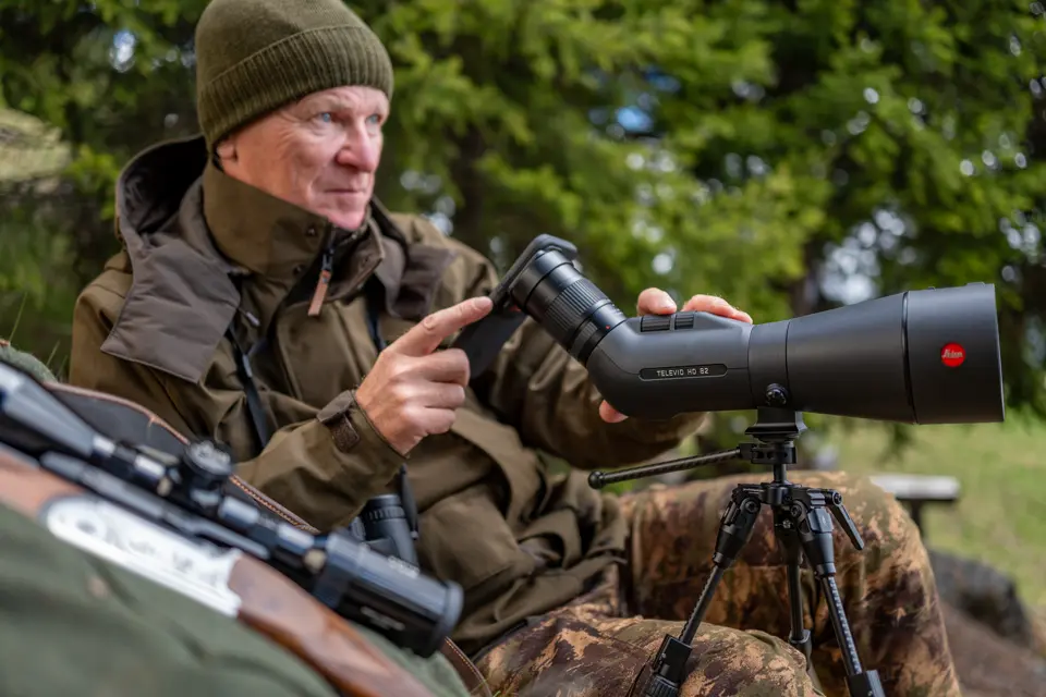 Man is digiscoping with his Televid spotting scope and his smartphone