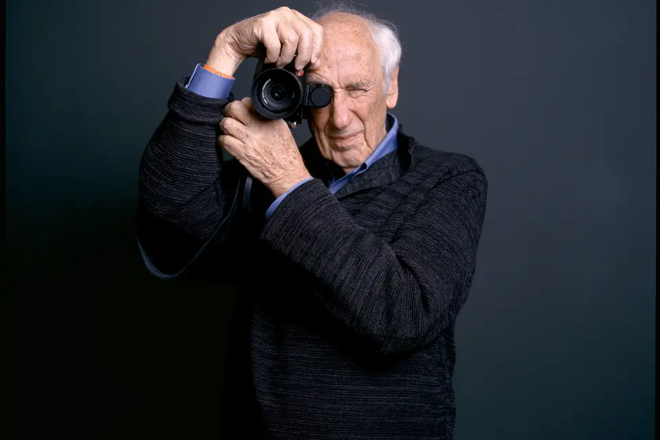 Portrait of Thomas Hoepker with a leica in his hands