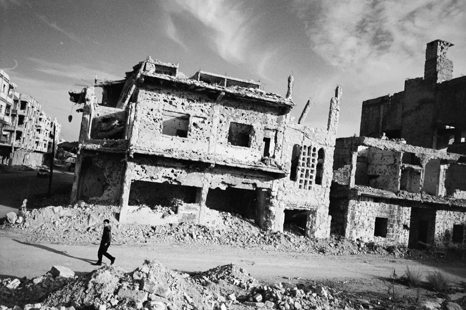 Photo de guerre avec bâtiment détruit