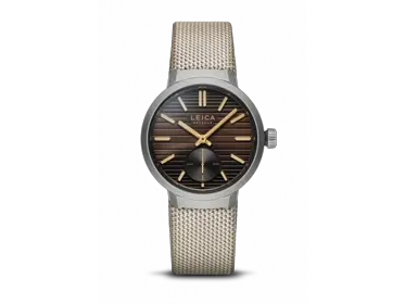 Leica_ZM12_Chocolate_Black_Fabric_Strap_1920x1440.webp