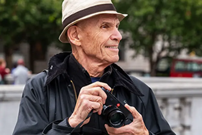 Joel Meyerowitz with the Leica M EV1 in hands