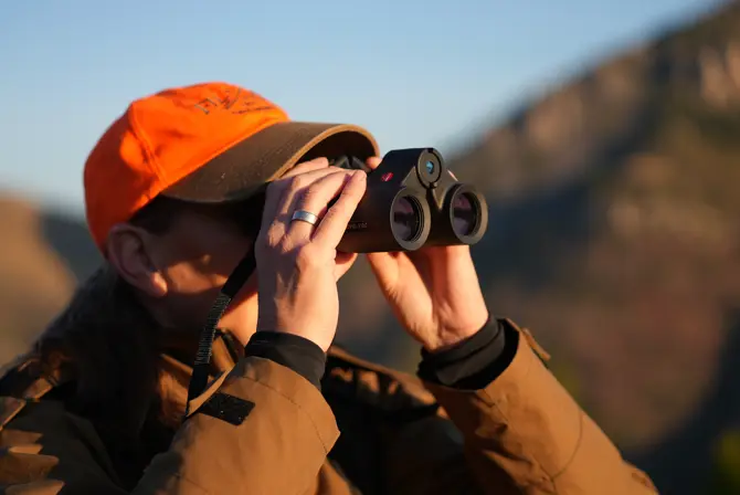 Huntress is using her Leica Geovid Pro