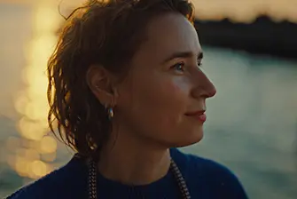 Portrait of Julia Nimke infront the sea