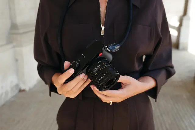 Anna Landstedt with Leica Q3 43 in hands