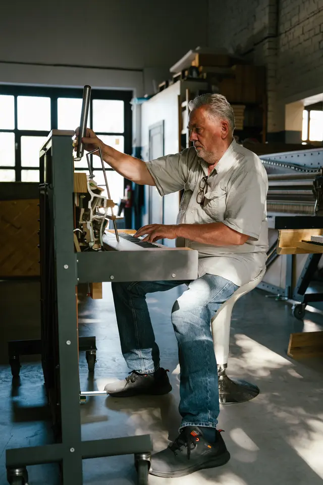 David Klavins portraitiert von Julia Tiemann mit Leica Q3 43